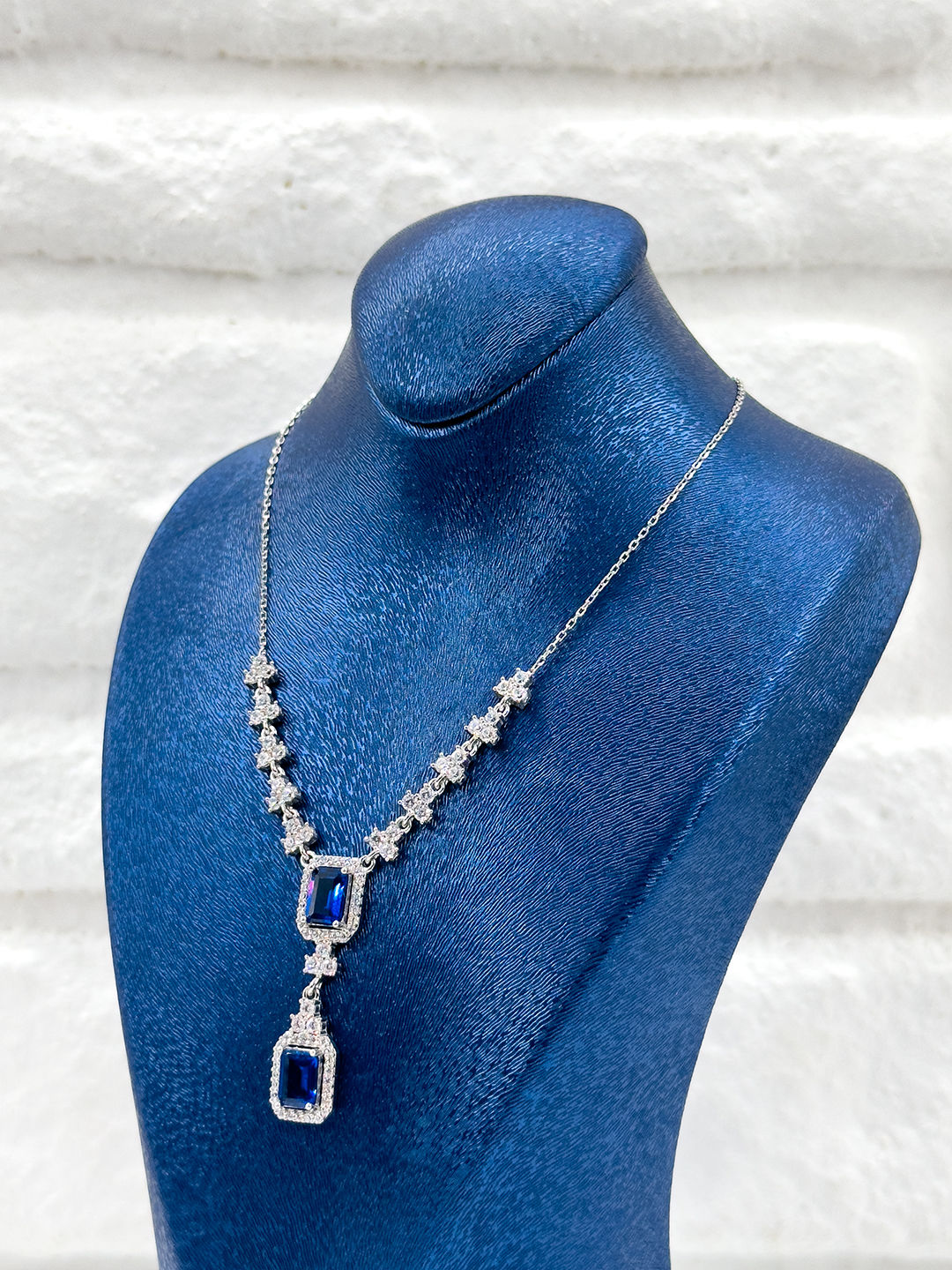 Özel Tasarım Safir Taşlı V Model Kadın Gümüş Kolye