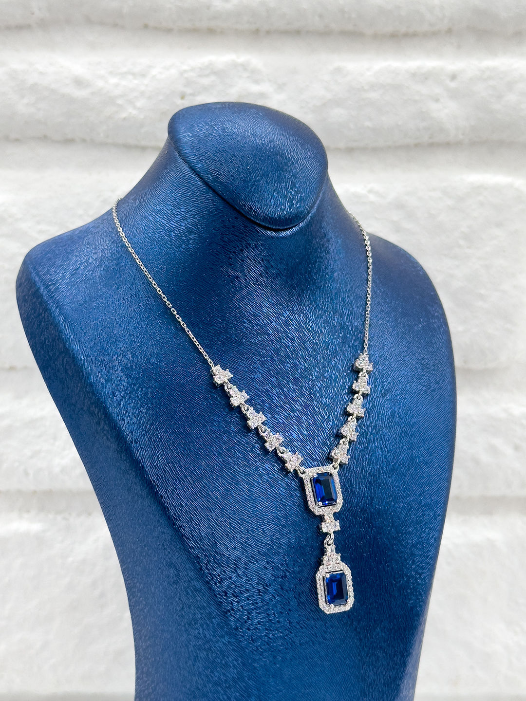 Özel Tasarım Safir Taşlı V Model Kadın Gümüş Kolye