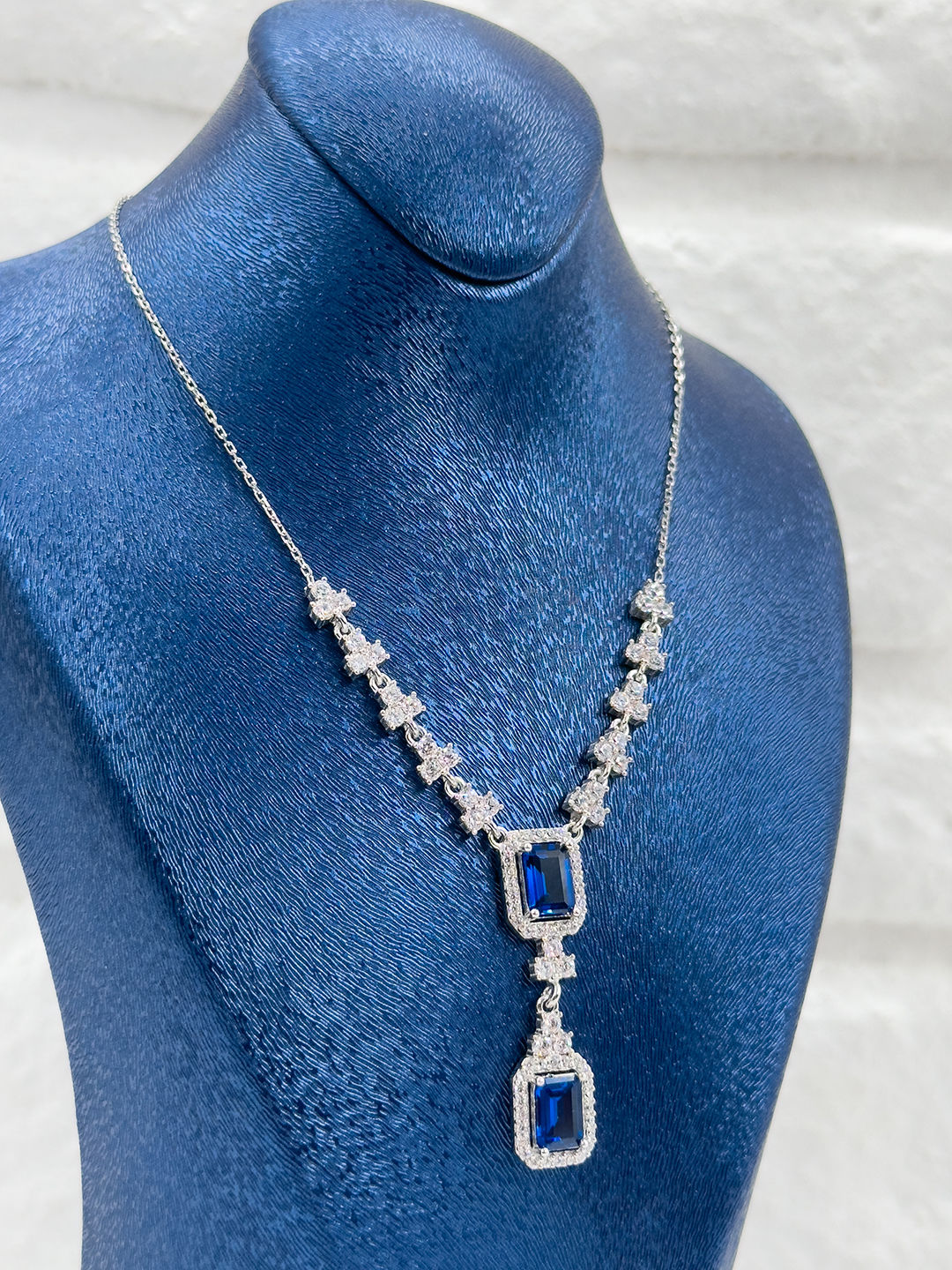 Özel Tasarım Safir Taşlı V Model Kadın Gümüş Kolye