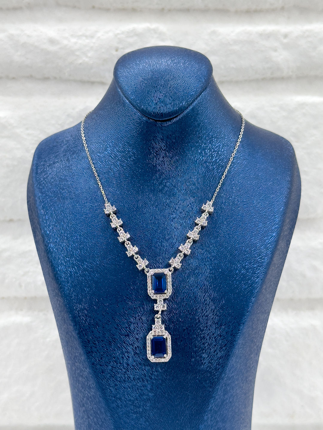 Özel Tasarım Safir Taşlı V Model Kadın Gümüş Kolye