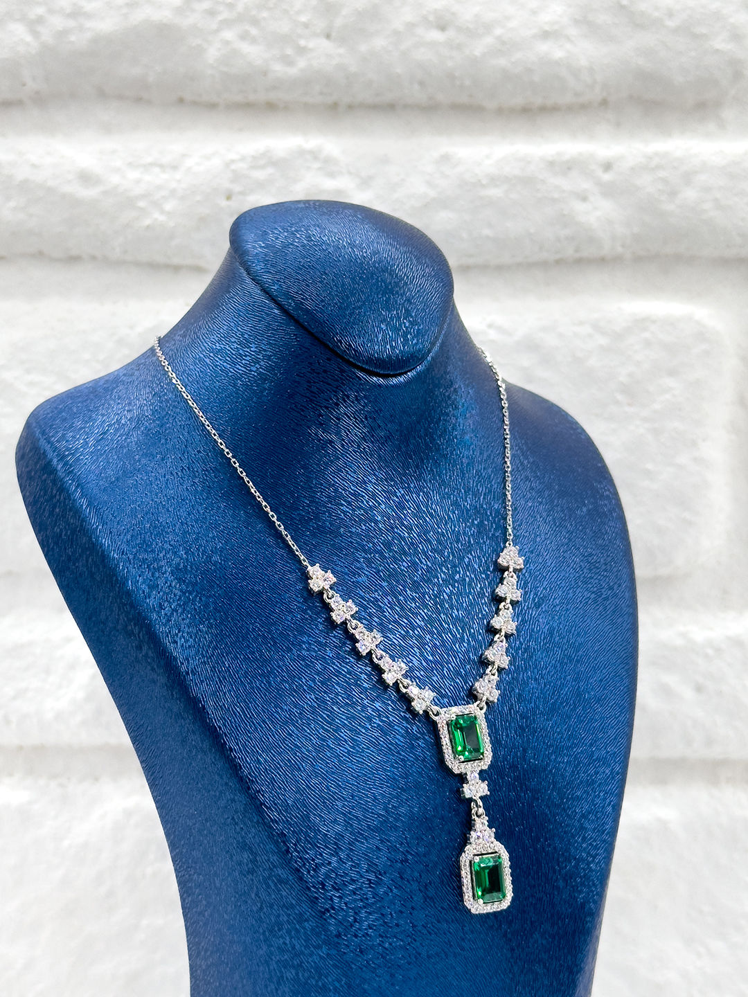 Özel Tasarım Zümrüt Taşlı V Model Kadın Gümüş Kolye