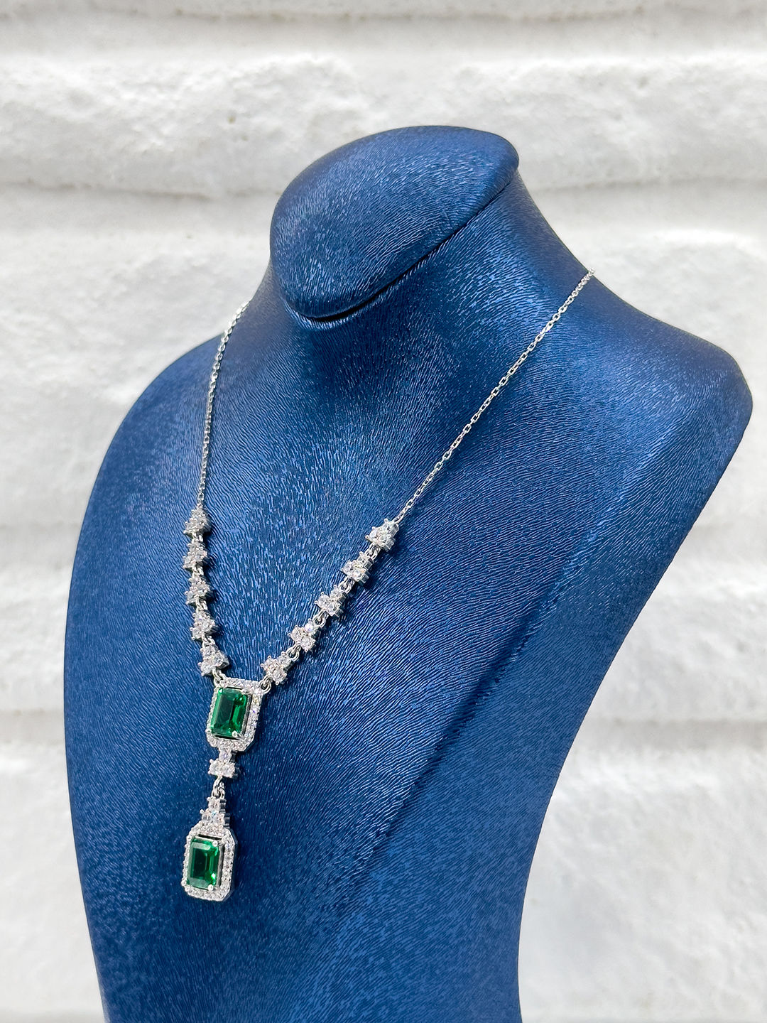 Özel Tasarım Zümrüt Taşlı V Model Kadın Gümüş Kolye