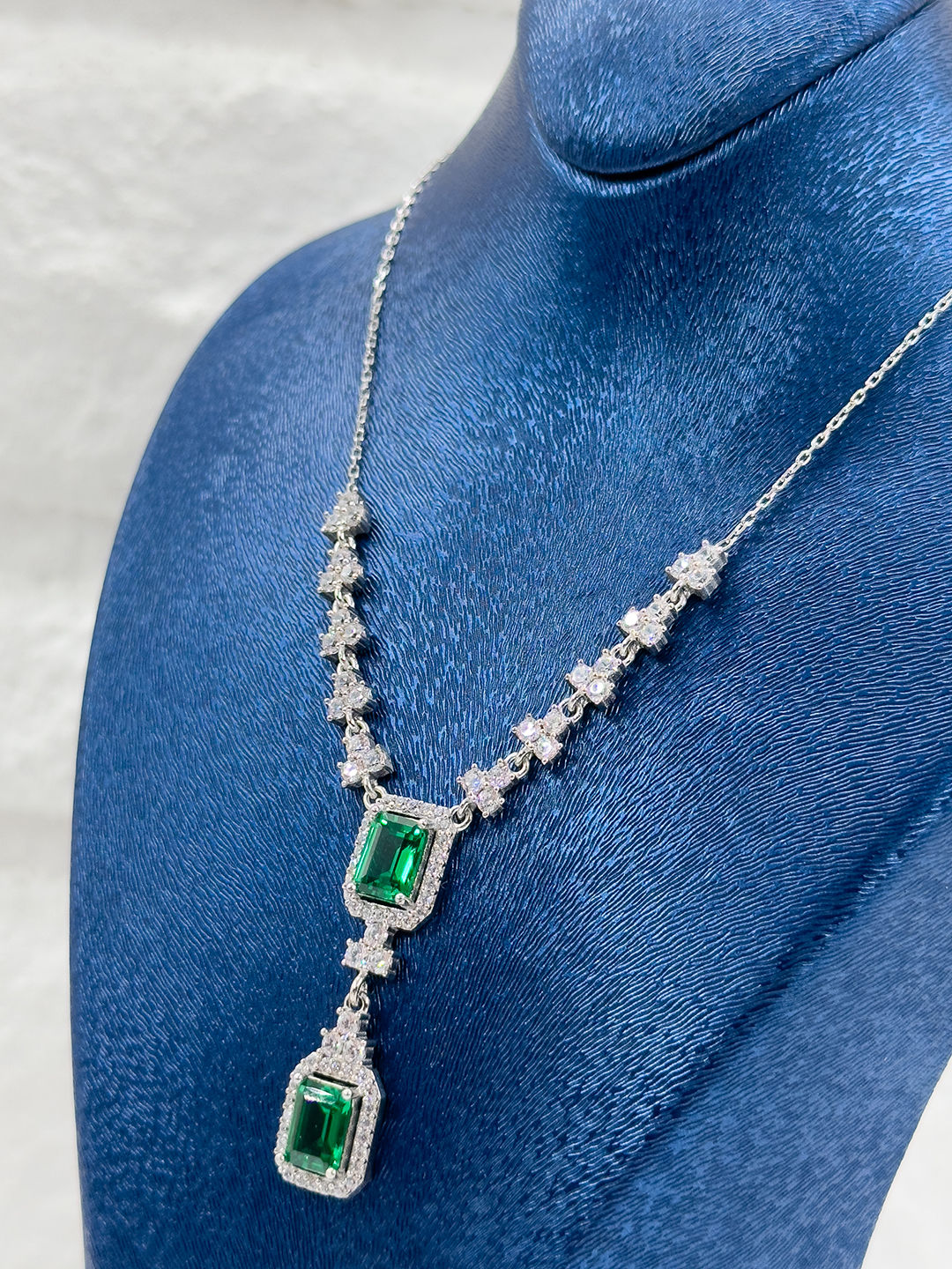 Özel Tasarım Zümrüt Taşlı V Model Kadın Gümüş Kolye