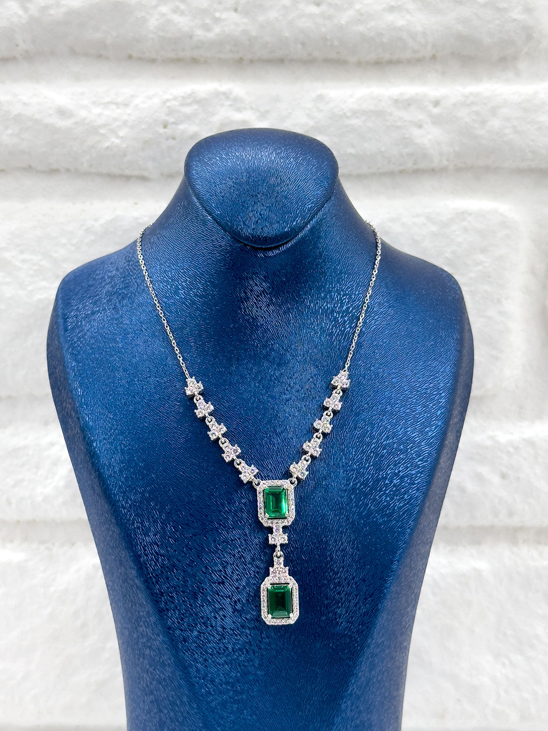 Özel Tasarım Zümrüt Taşlı V Model Kadın Gümüş Kolye