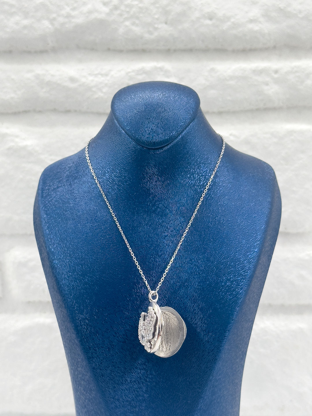 Kapaklı Alya Model Kadın Gümüş Kolye