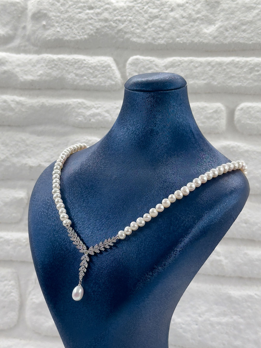 Beyaz İncili Pırlanta Montür V Model Kadın Gümüş Kolye - İncili Kolye