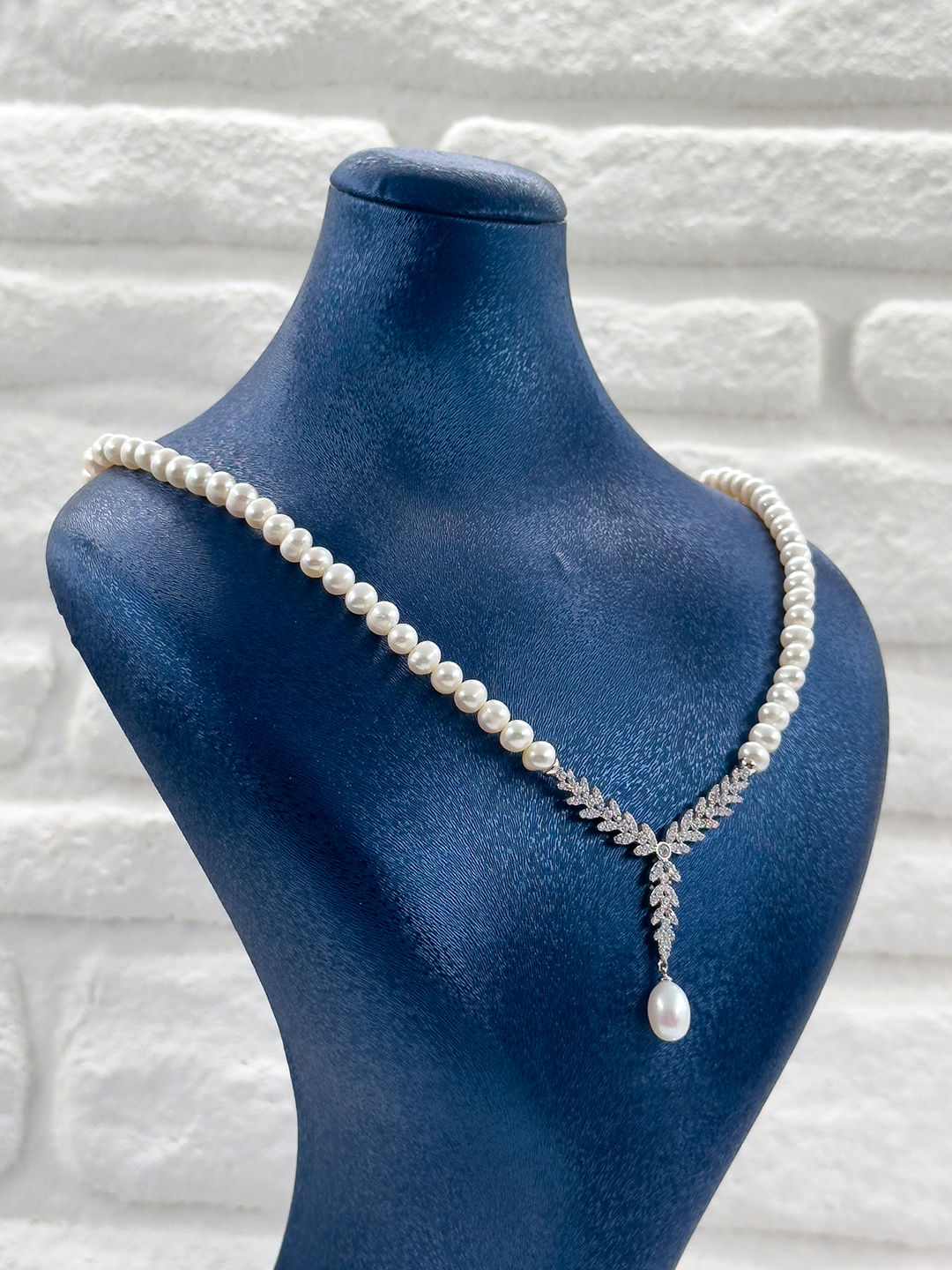 Beyaz İncili Pırlanta Montür V Model Kadın Gümüş Kolye - İncili Kolye