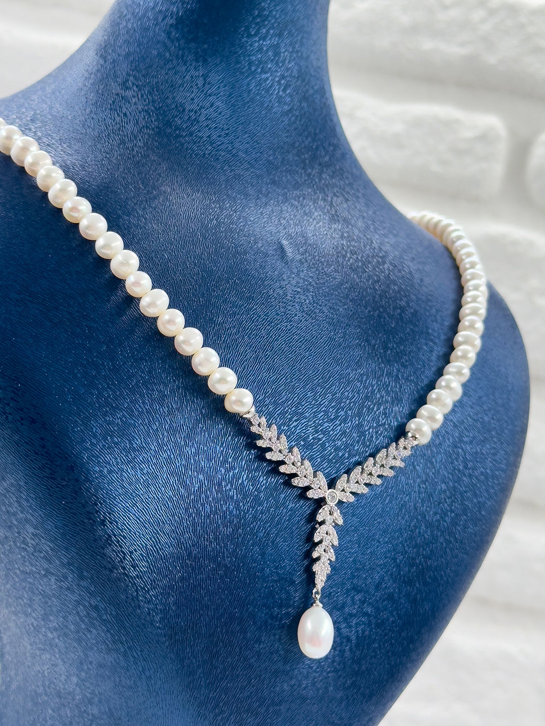 Beyaz İncili Pırlanta Montür V Model Kadın Gümüş Kolye - İncili Kolye