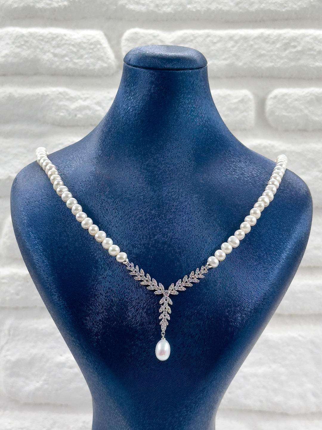 Beyaz İncili Pırlanta Montür V Model Kadın Gümüş Kolye - İncili Kolye