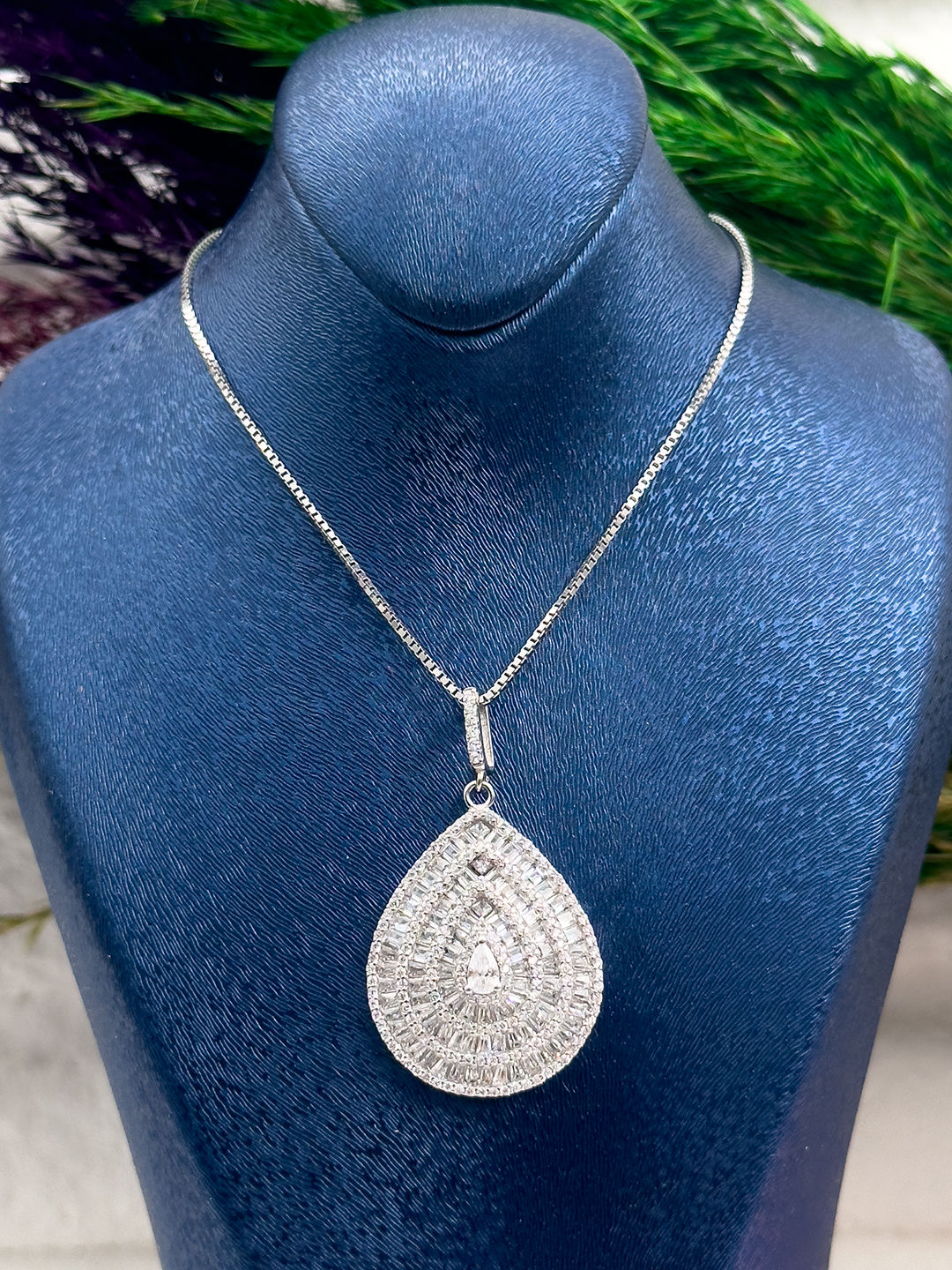 925 Ayar Gümüş İri Boy Pırlanta Montürlü Damla Modeli Lüks Kadın Kolye