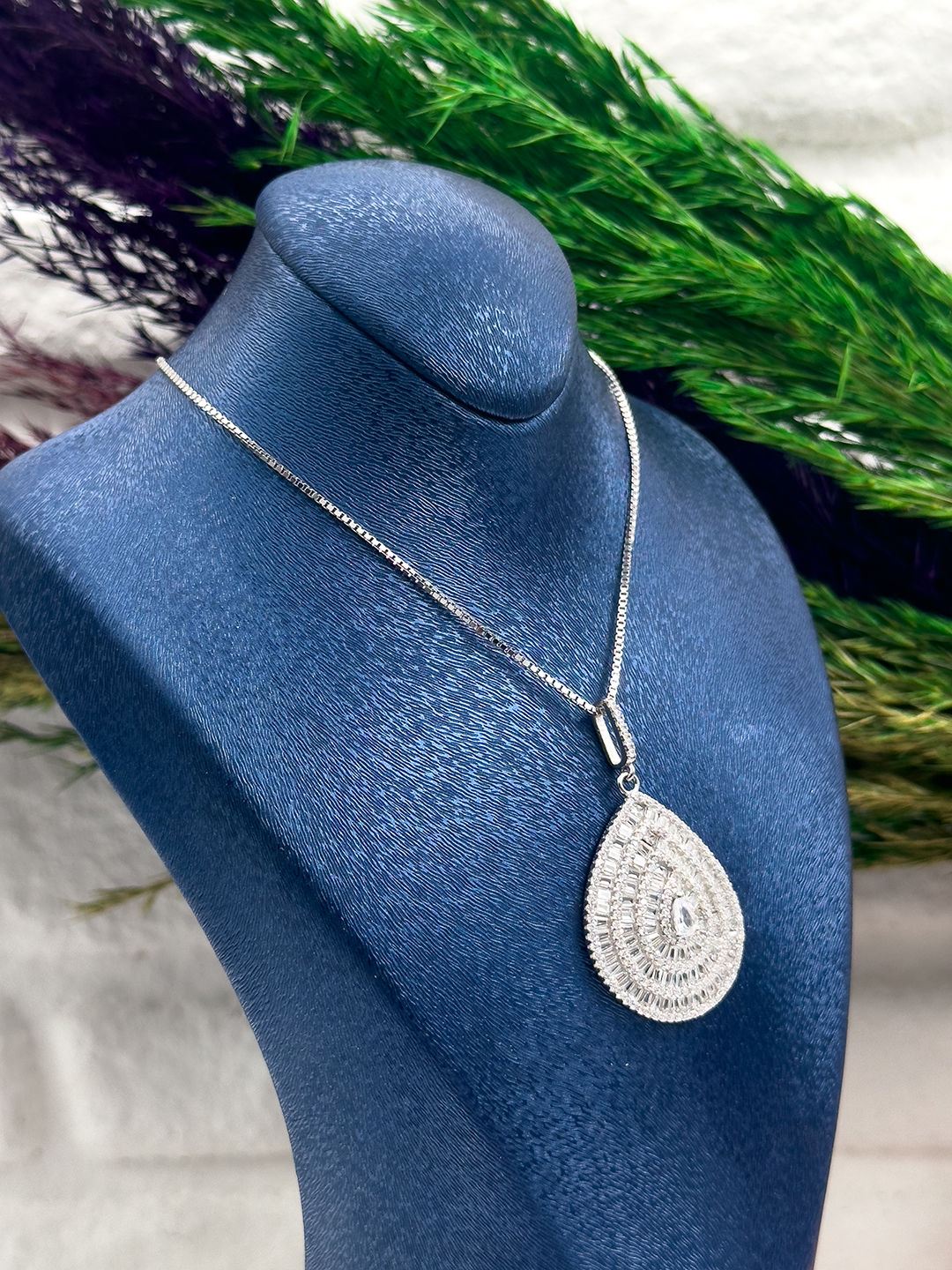 925 Ayar Gümüş İri Boy Pırlanta Montürlü Damla Modeli Lüks Kadın Kolye