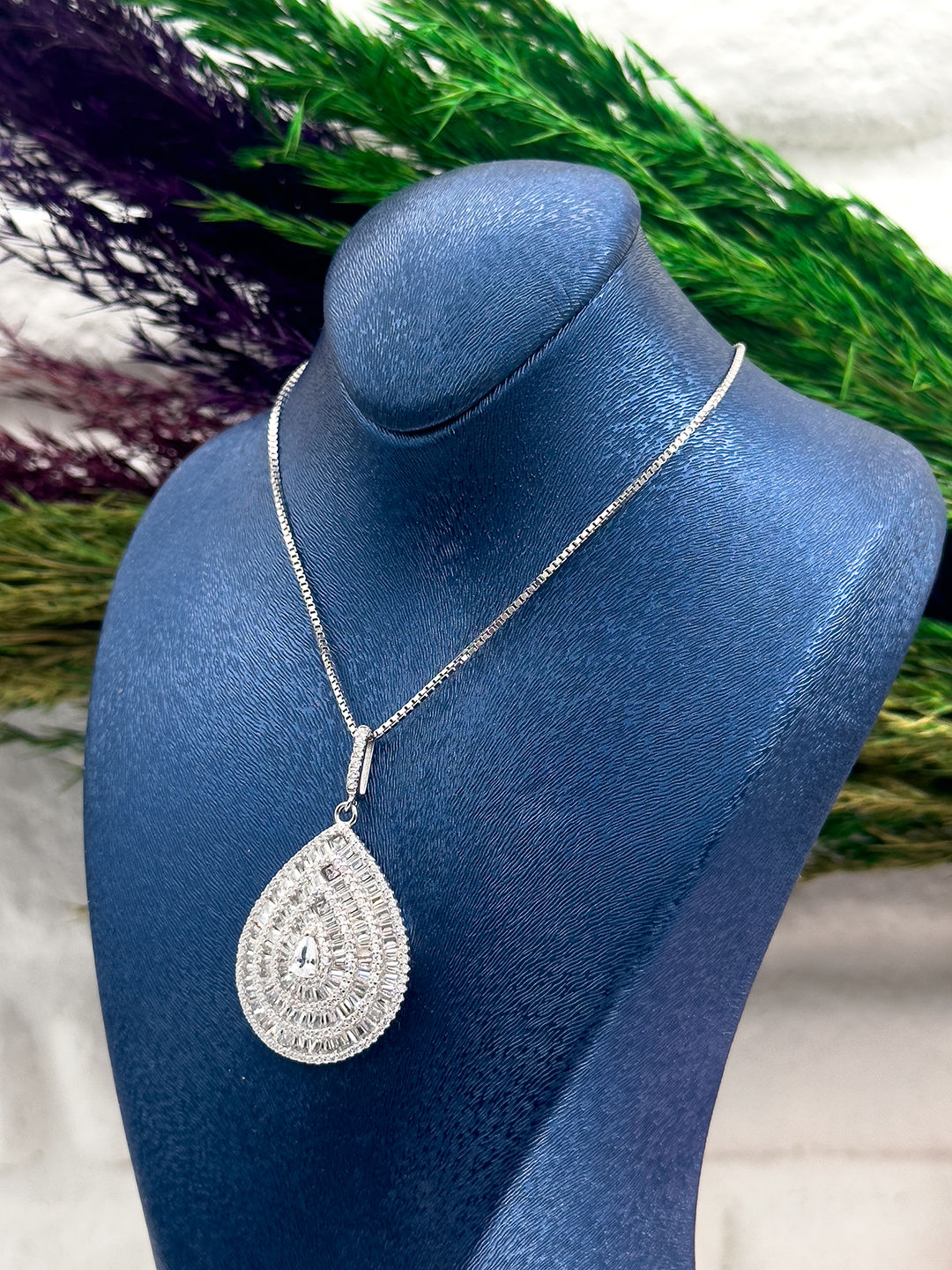 925 Ayar Gümüş İri Boy Pırlanta Montürlü Damla Modeli Lüks Kadın Kolye