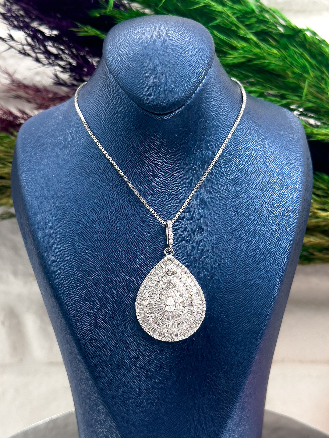 925 Ayar Gümüş İri Boy Pırlanta Montürlü Damla Modeli Lüks Kadın Kolye