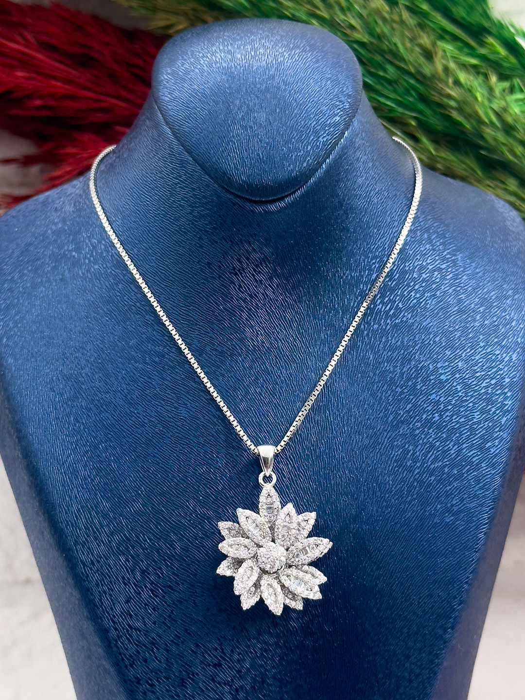 925 Ayar Gümüş Lotus Modeli Zarif Zirkon Taşlı Kadın Kolye