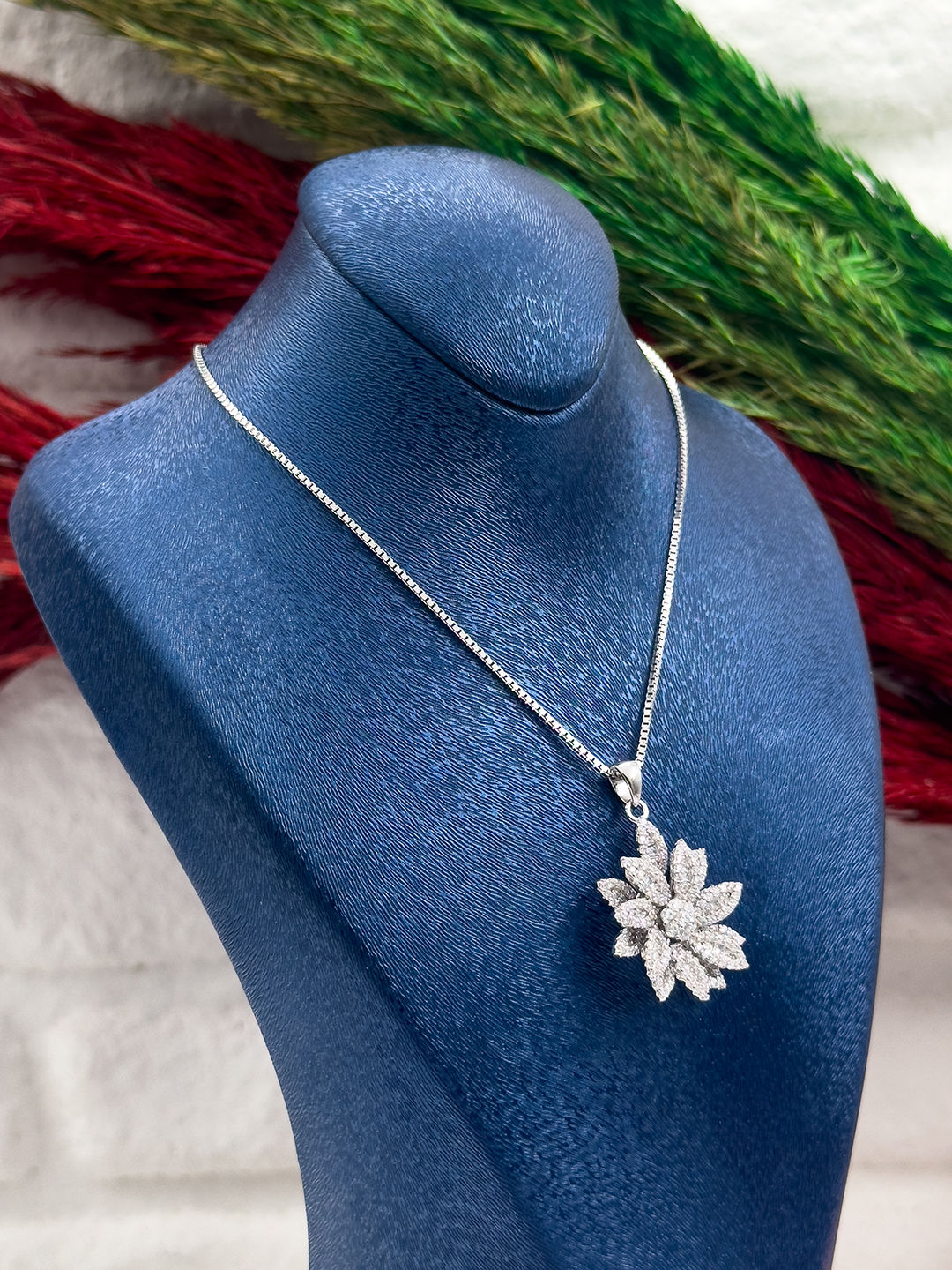 925 Ayar Gümüş Lotus Modeli Zarif Zirkon Taşlı Kadın Kolye