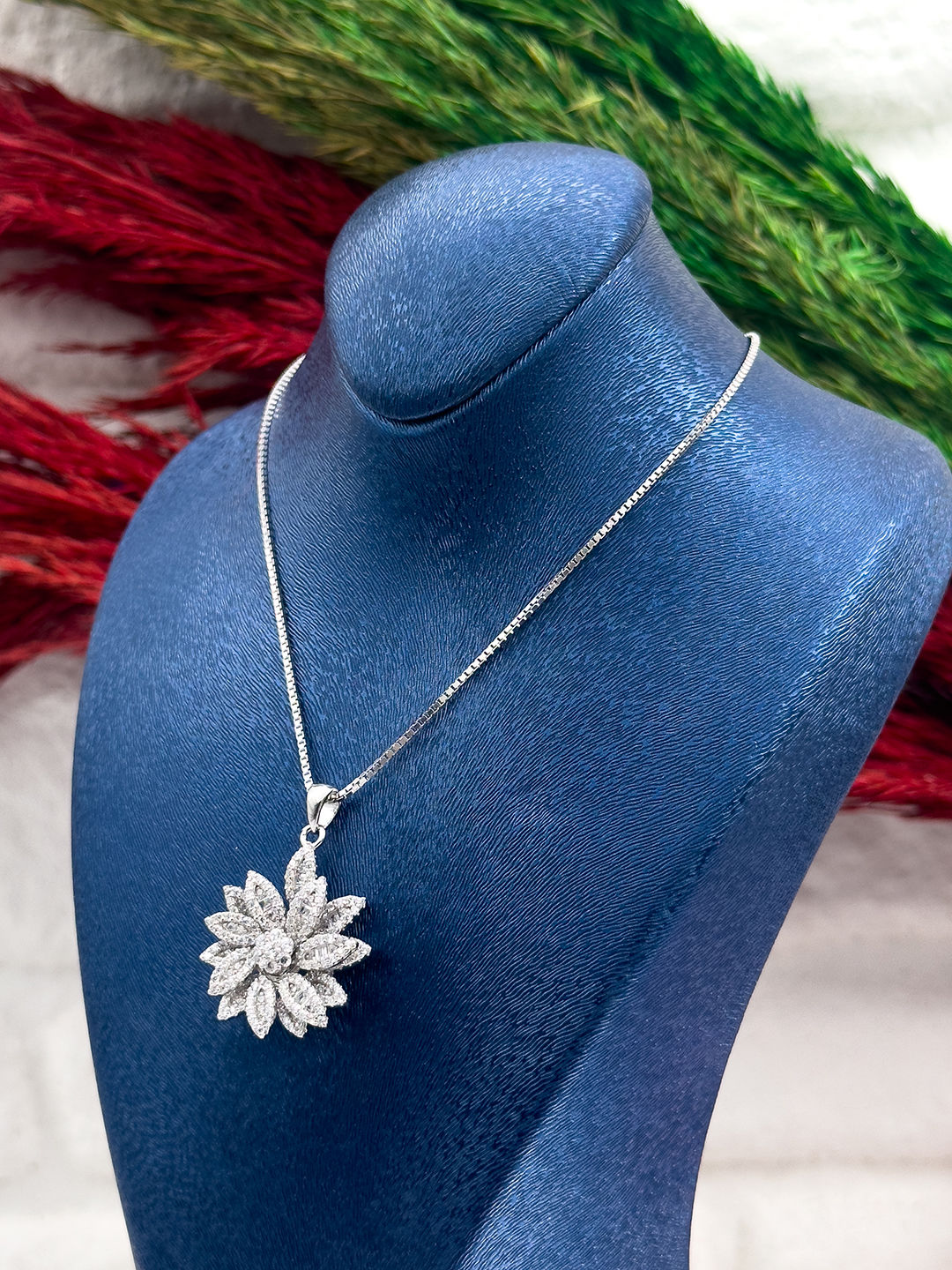 925 Ayar Gümüş Lotus Modeli Zarif Zirkon Taşlı Kadın Kolye