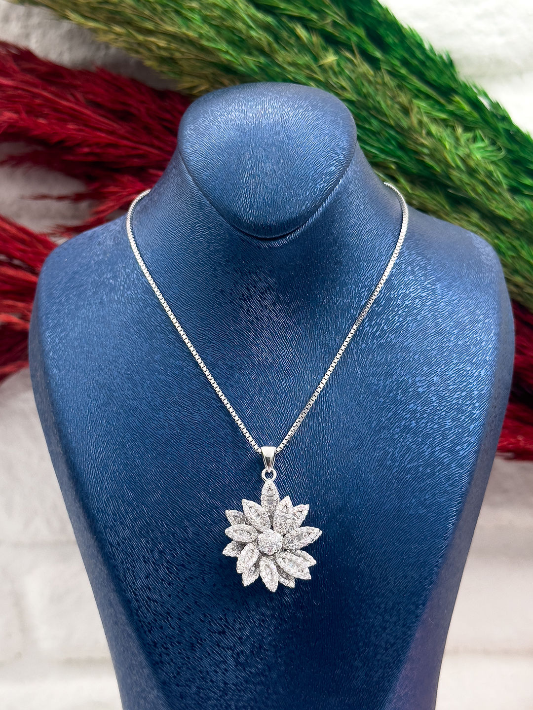 925 Ayar Gümüş Lotus Modeli Zarif Zirkon Taşlı Kadın Kolye