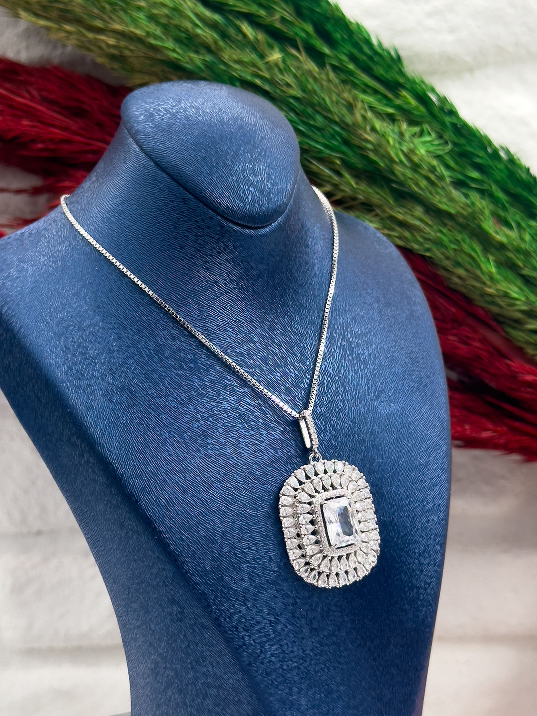 925 Ayar Gümüş İri Boy Pırlanta Montürlü Baget Lüks Kadın Kolye