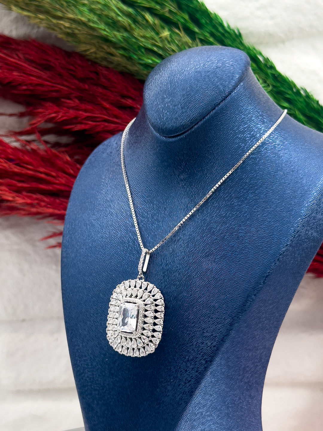 925 Ayar Gümüş İri Boy Pırlanta Montürlü Baget Lüks Kadın Kolye