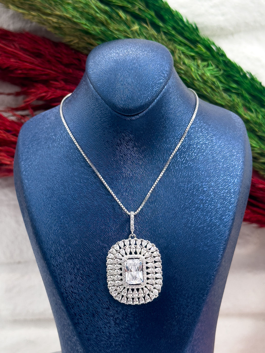 925 Ayar Gümüş İri Boy Pırlanta Montürlü Baget Lüks Kadın Kolye