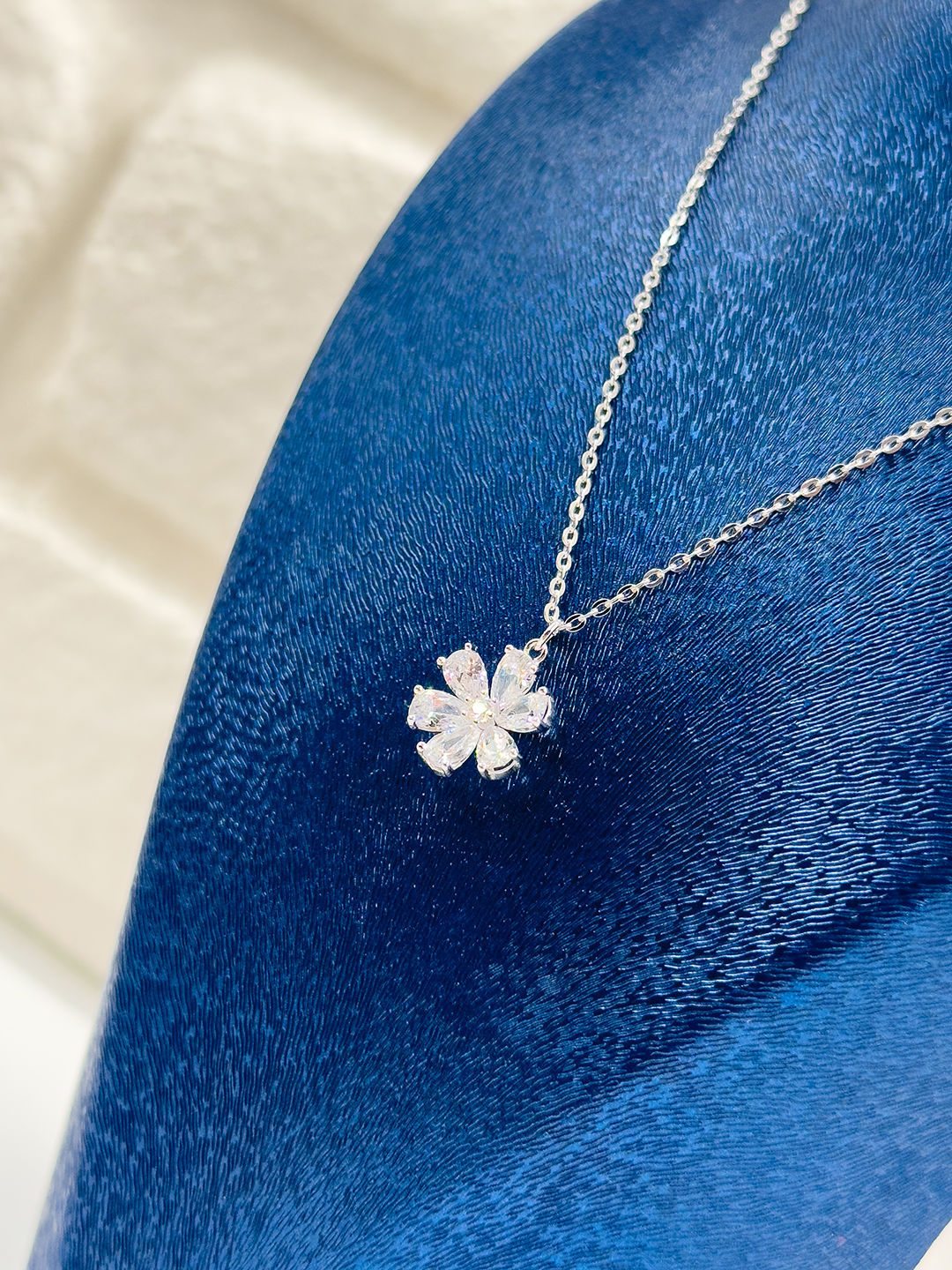 Zirkon Taşlı Çiçek Modeli Kadın Gümüş Kolye - Çiçek Kolye