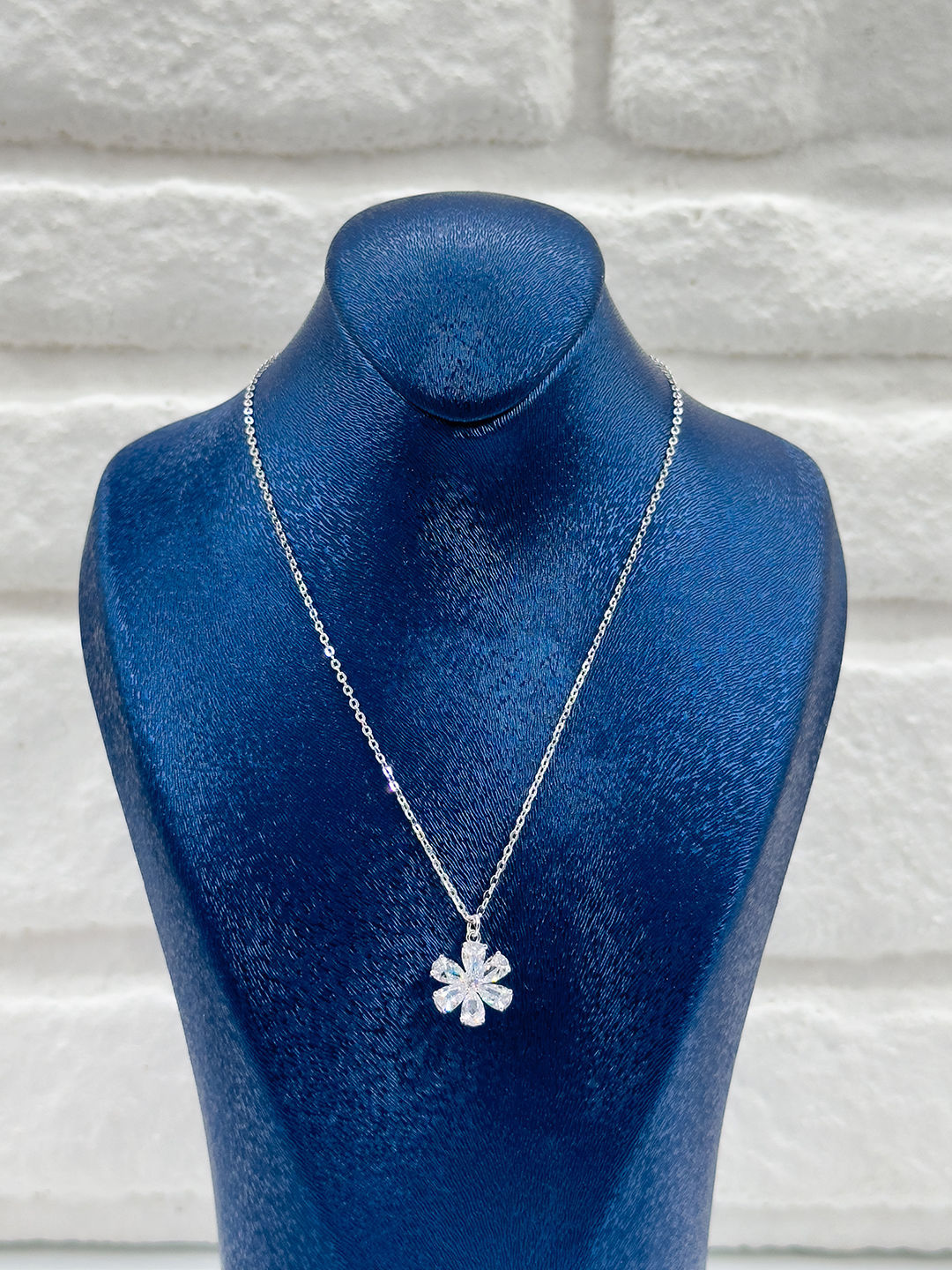 Zirkon Taşlı Çiçek Modeli Kadın Gümüş Kolye - Çiçek Kolye