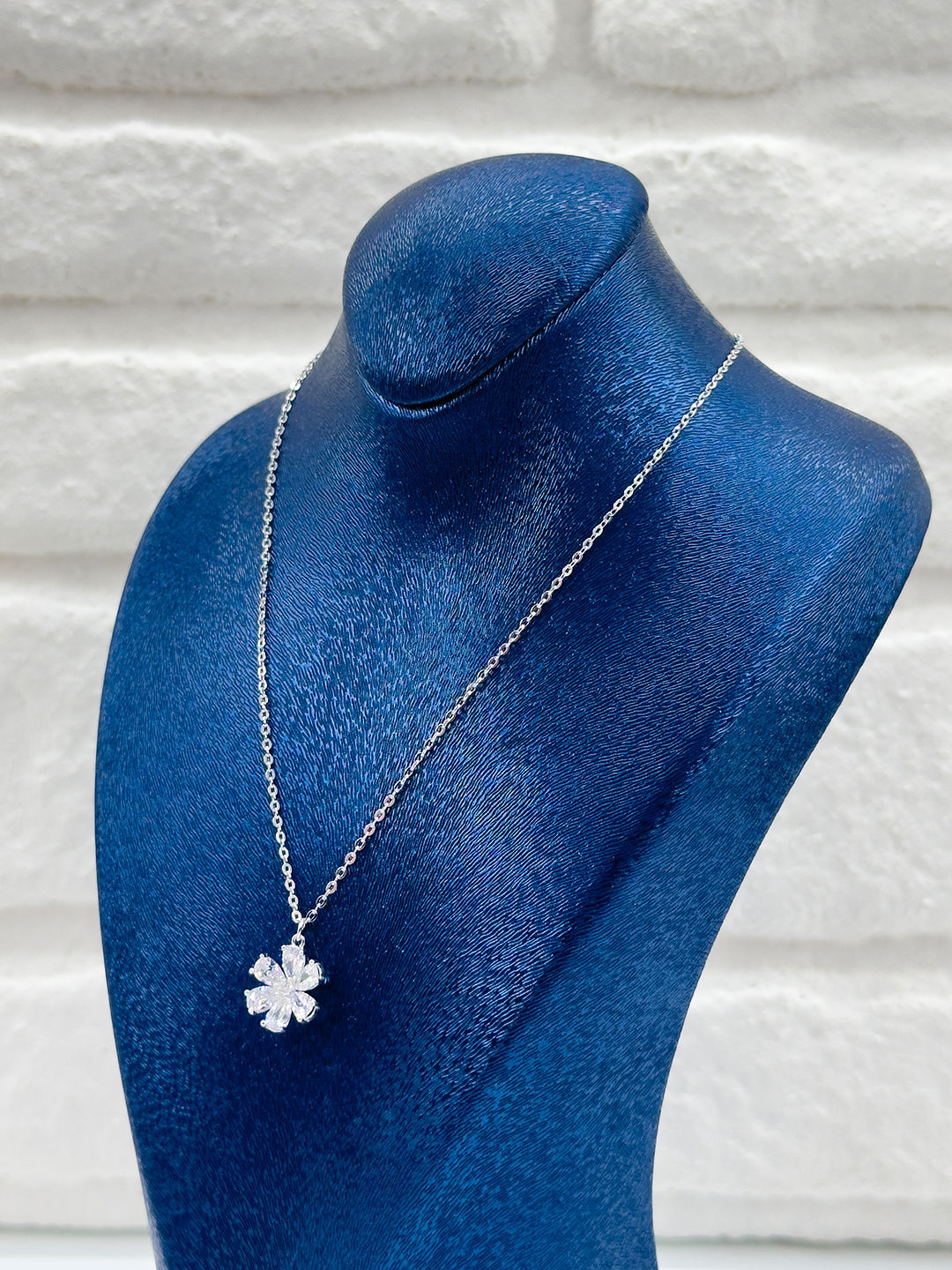 Zirkon Taşlı Çiçek Modeli Kadın Gümüş Kolye - Çiçek Kolye