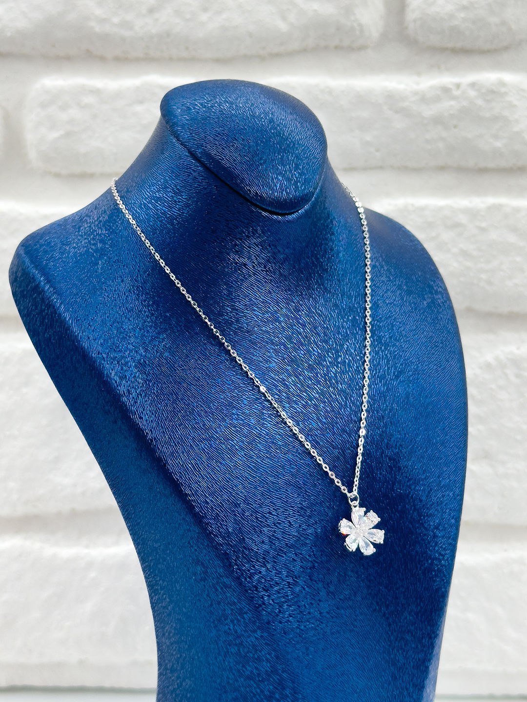 Zirkon Taşlı Çiçek Modeli Kadın Gümüş Kolye - Çiçek Kolye