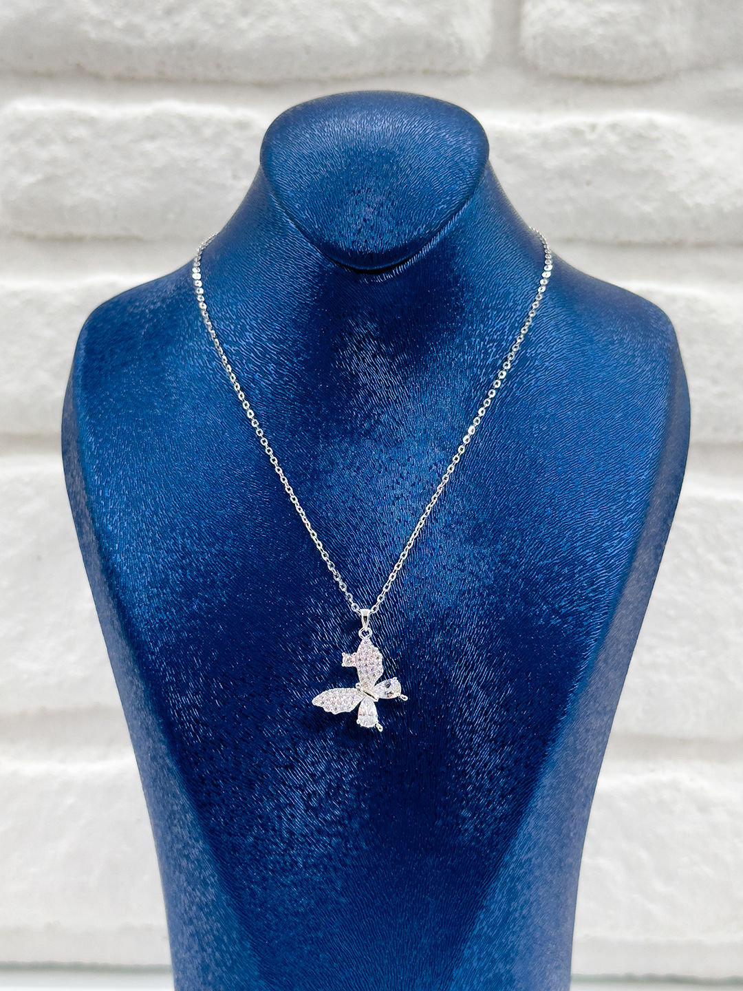 Zirkon Taşlı Spor Kelebek Model Kadın Gümüş Kolye