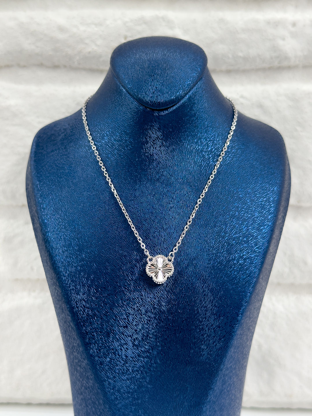 Taşsız Tekli Spor Yonca Kadın Gümüş Kolye