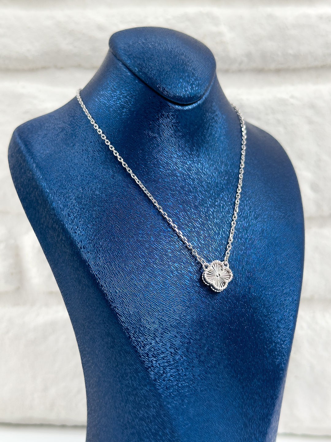 Taşsız Tekli Spor Yonca Kadın Gümüş Kolye