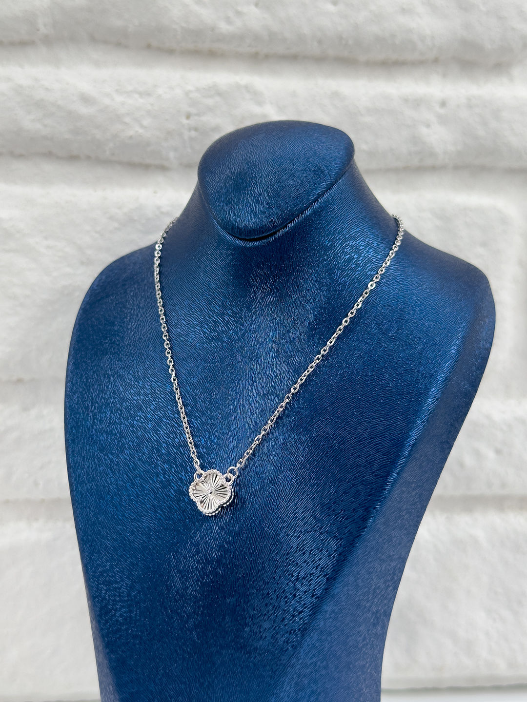 Taşsız Tekli Spor Yonca Kadın Gümüş Kolye