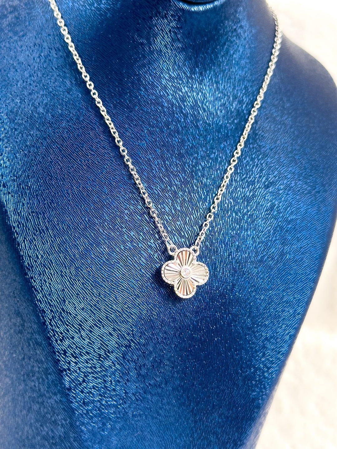 Tekli Spor Yonca Kadın Gümüş Kolye