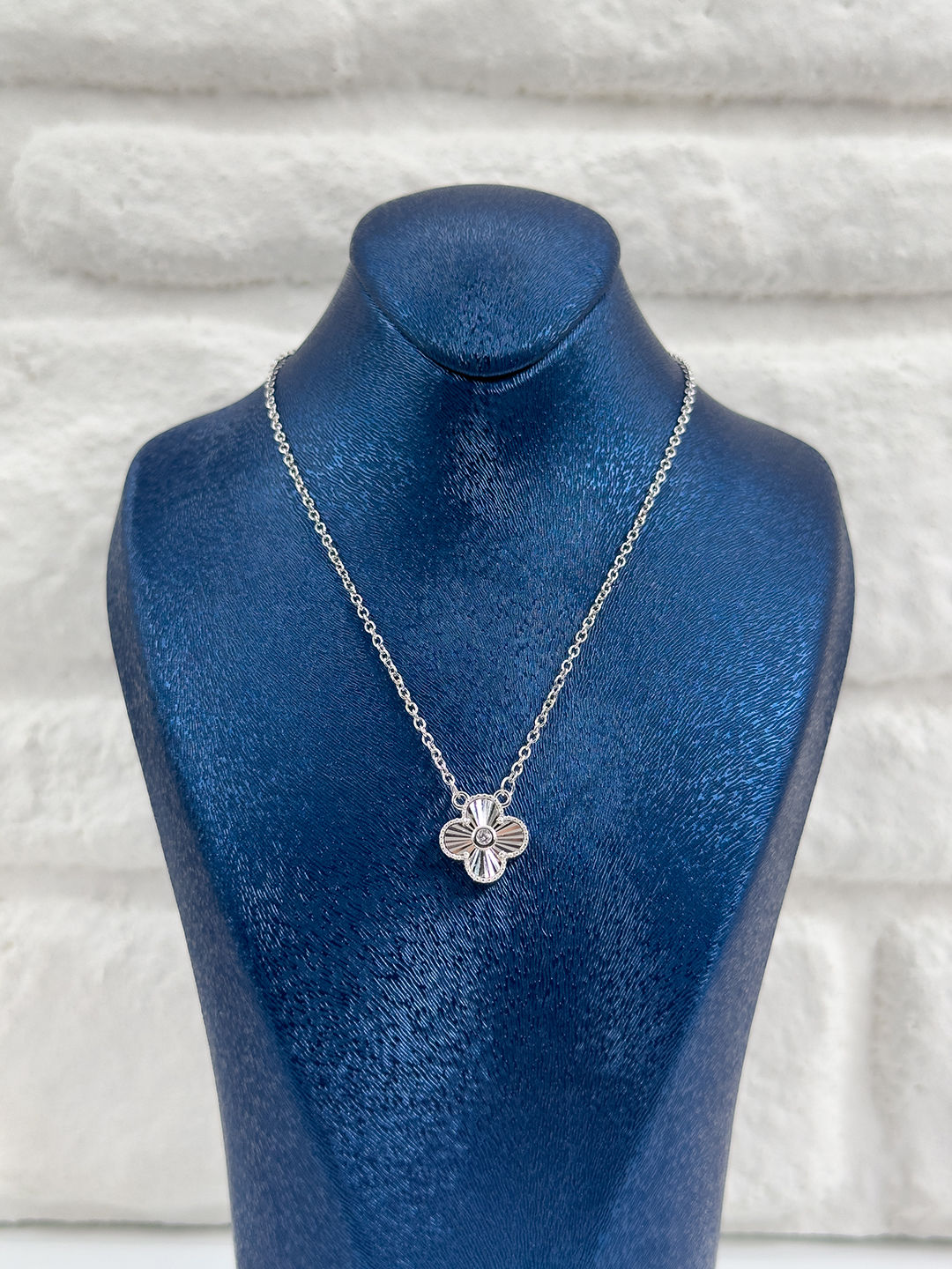 Tekli Spor Yonca Kadın Gümüş Kolye