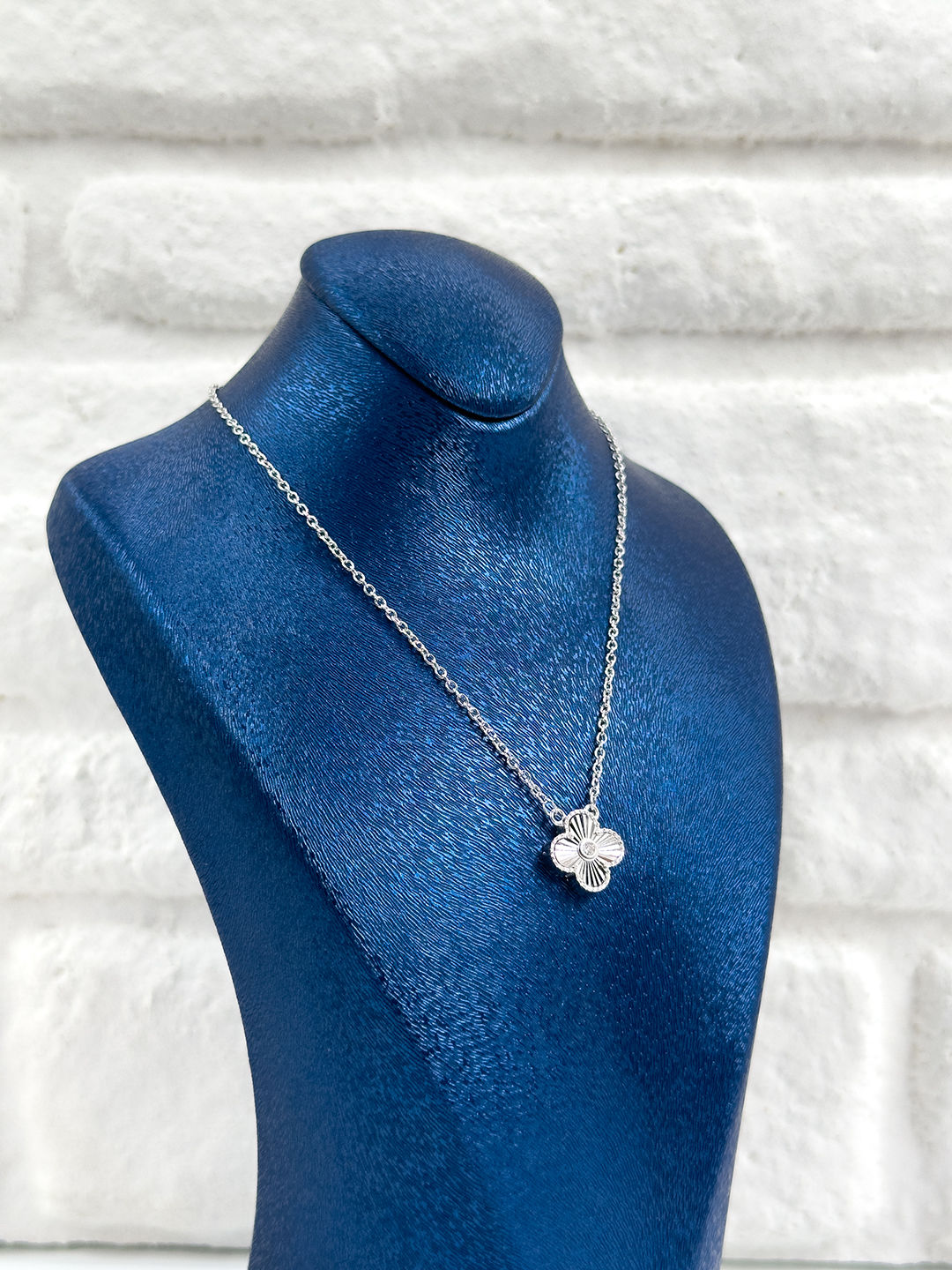 Tekli Spor Yonca Kadın Gümüş Kolye