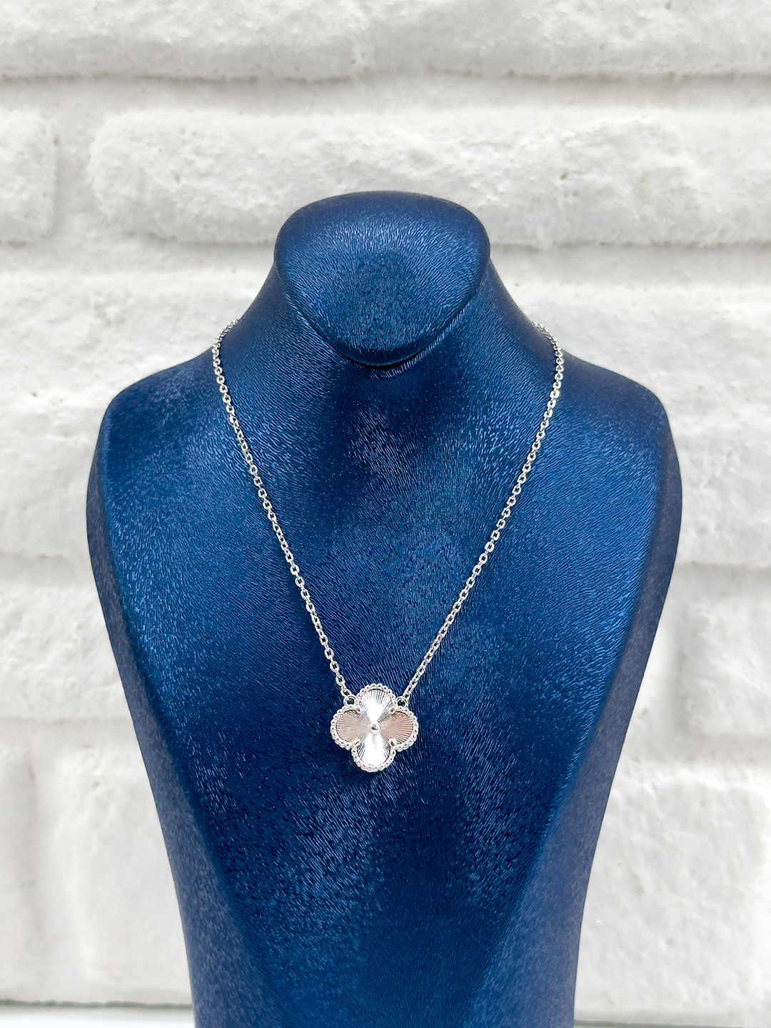 Spor Taşsız Yonca Kadın Gümüş Kolye