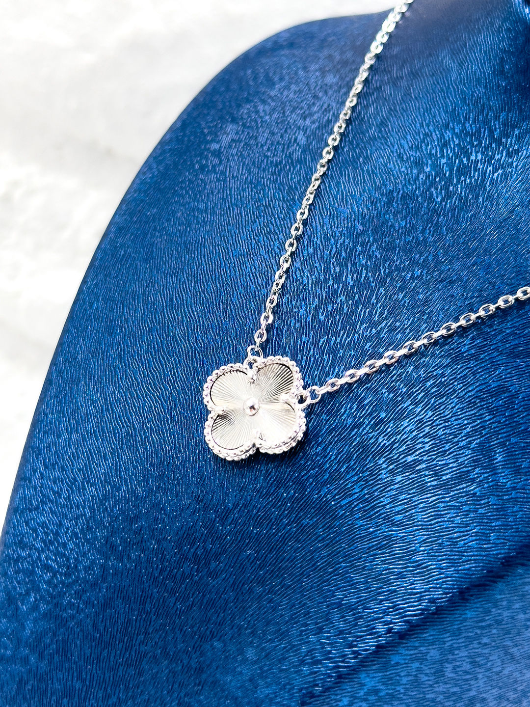 Spor Taşsız Yonca Kadın Gümüş Kolye