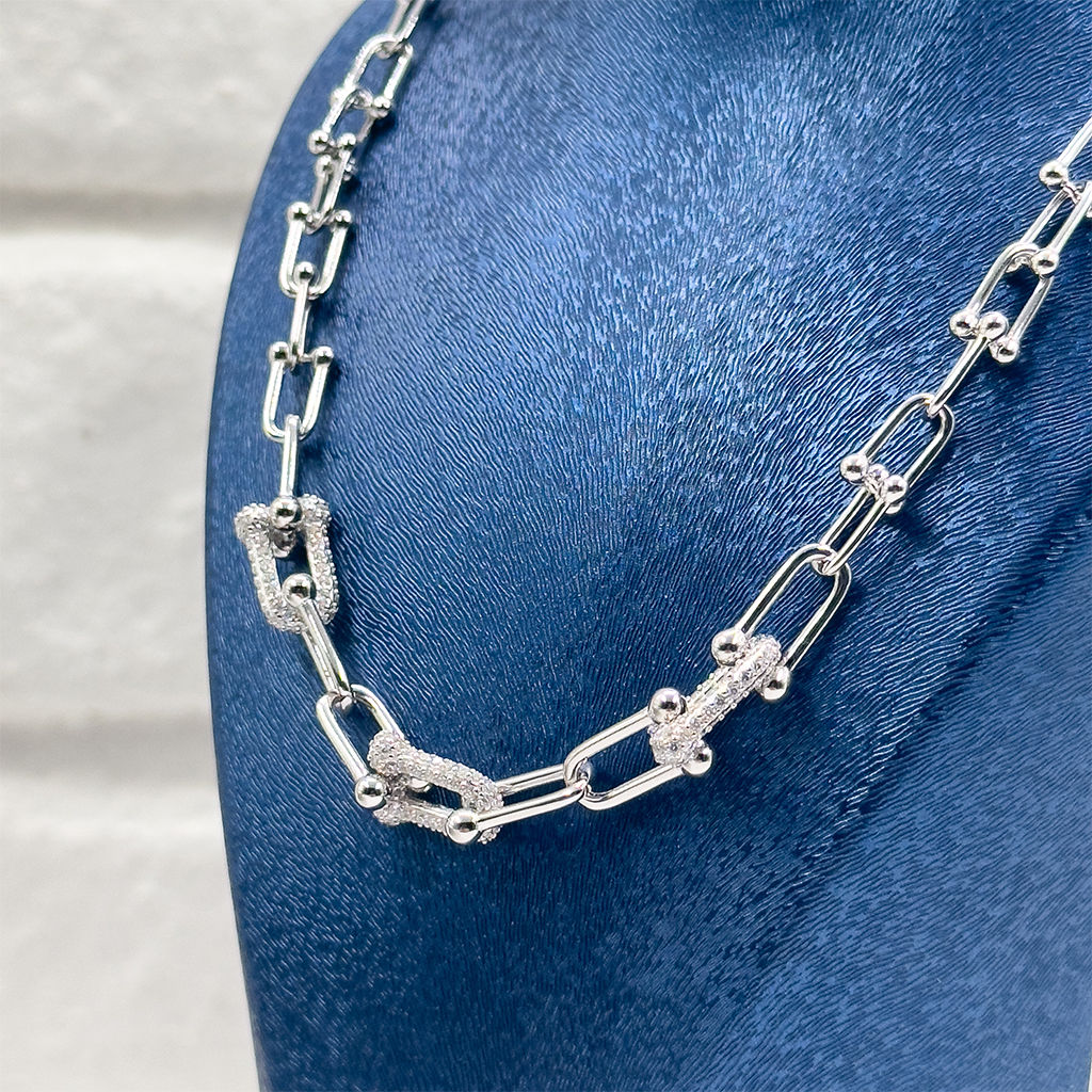 925 Ayar Gümüş Modern Ataç Zincir Kadın Kolye – Zirkon Detaylı Şık Tasarım