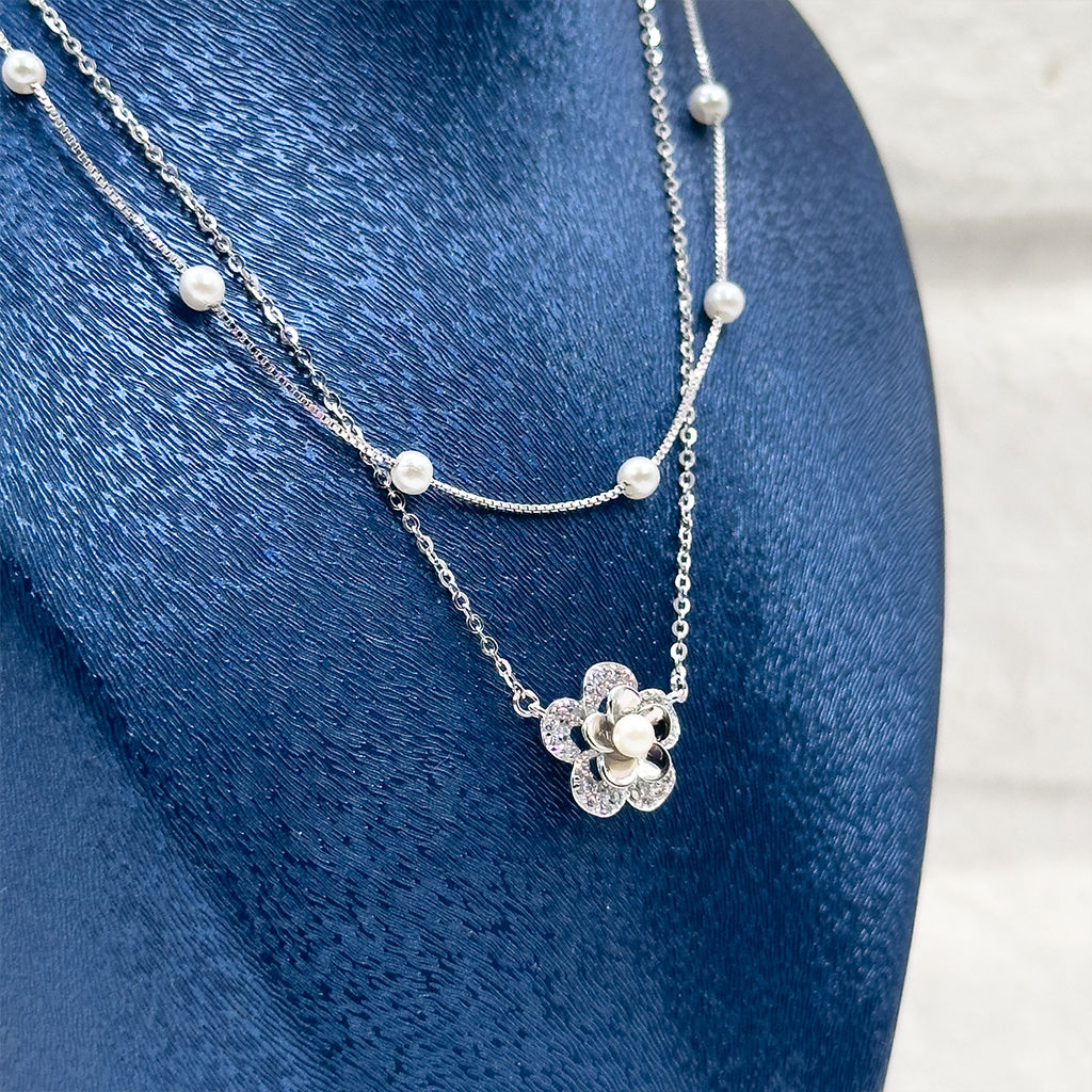 Sıralı İnci Detaylı Çiçek Gümüş Kolye