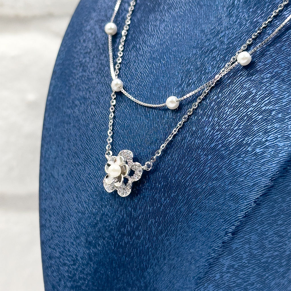 Sıralı İnci Detaylı Çiçek Gümüş Kolye