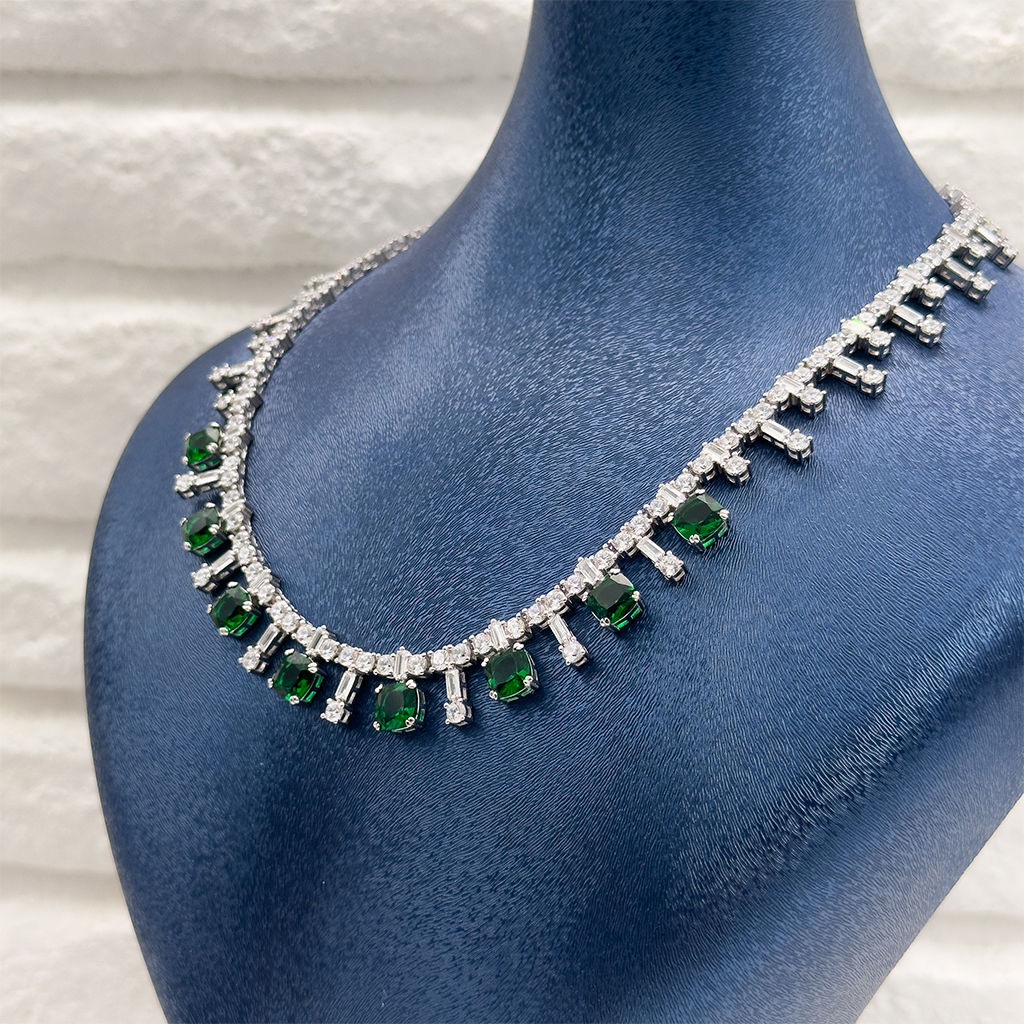 Pırlanta Montür Zümrüt Taşlı Gümüş Gerdanlık
