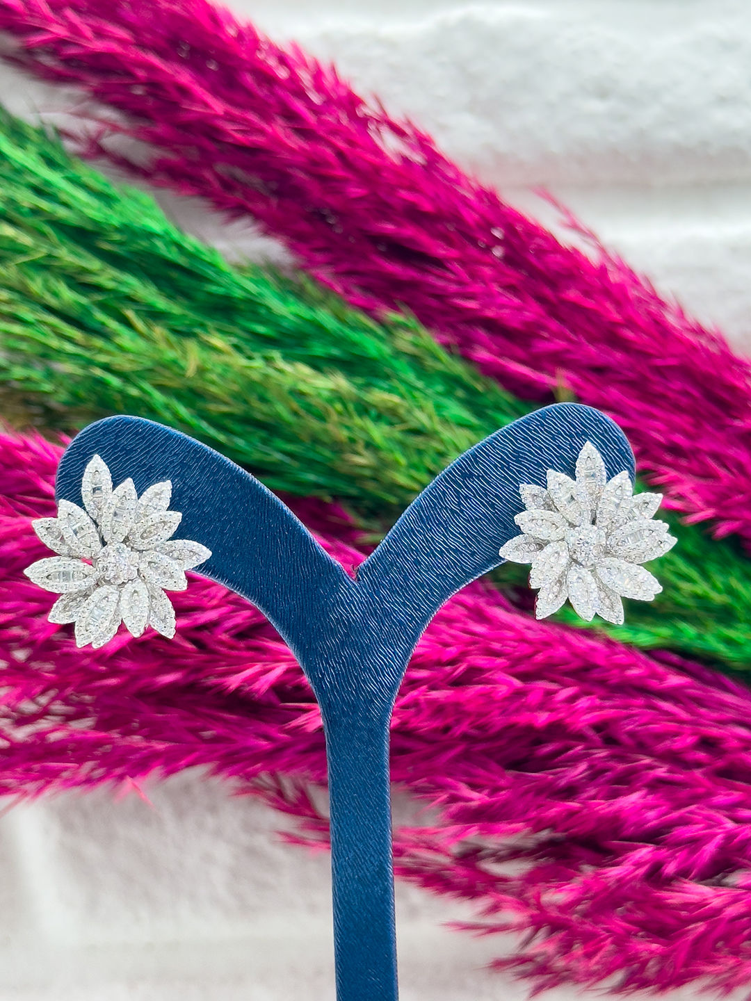 925 Ayar Gümüş Pırlanta İşçiliği Mekik Kesim Taşlı Çiçek Tasarım Zarif Kadın Küpe