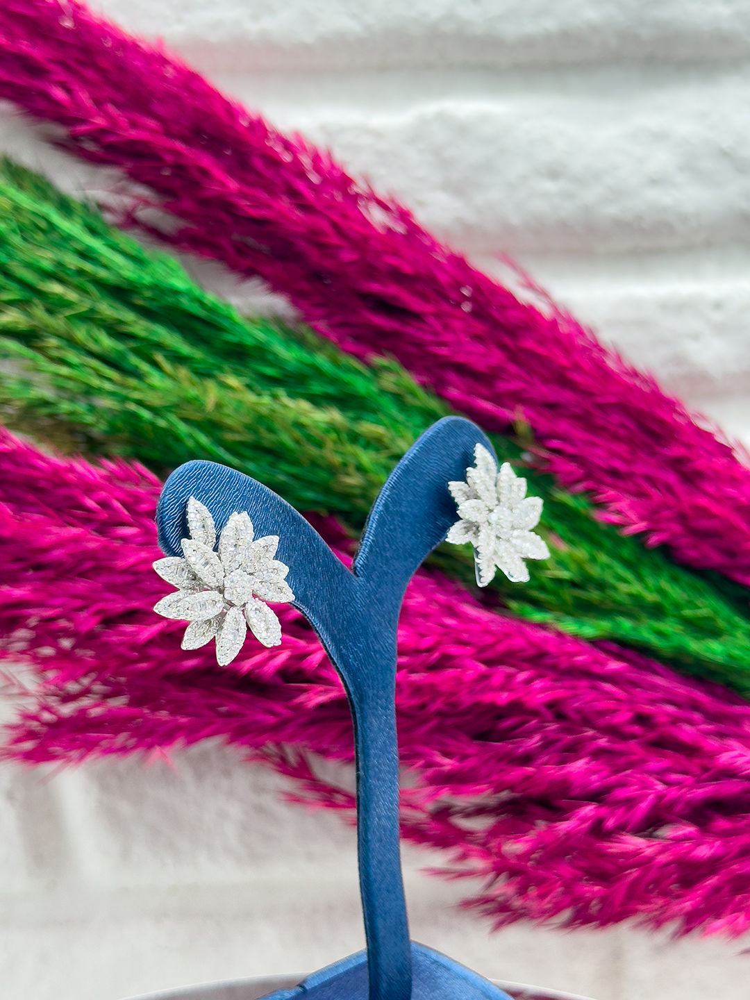 925 Ayar Gümüş Pırlanta İşçiliği Mekik Kesim Taşlı Çiçek Tasarım Zarif Kadın Küpe