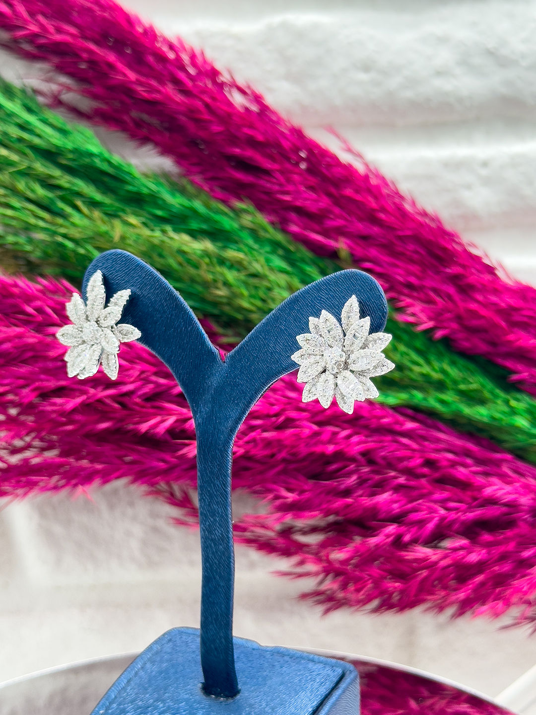 925 Ayar Gümüş Pırlanta İşçiliği Mekik Kesim Taşlı Çiçek Tasarım Zarif Kadın Küpe