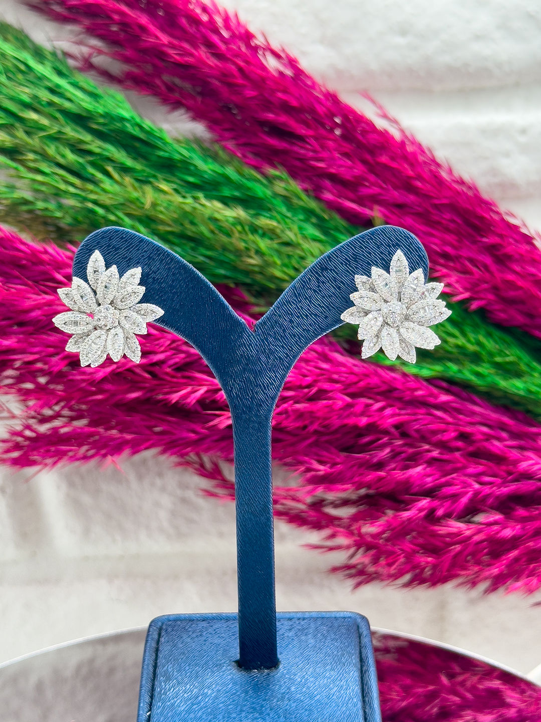 925 Ayar Gümüş Pırlanta İşçiliği Mekik Kesim Taşlı Çiçek Tasarım Zarif Kadın Küpe