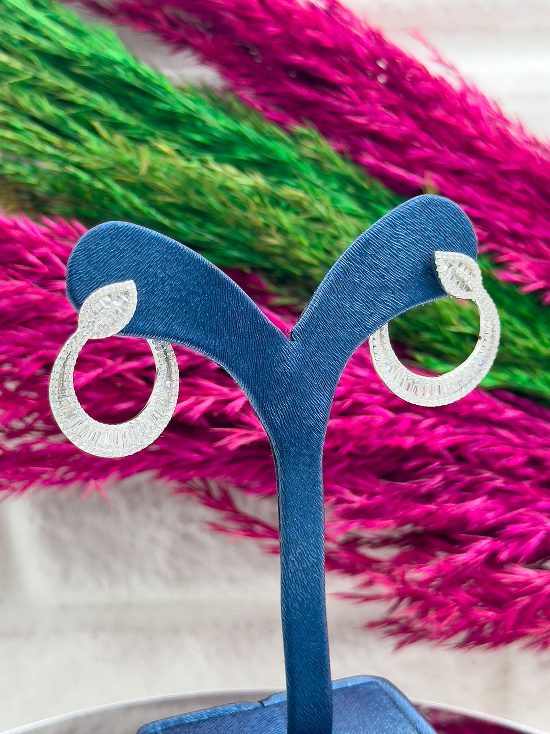 925 Ayar Gümüş Pırlanta Montürlü Baget Taşlı Yaprak Motifli Lüks Kadın Küpe