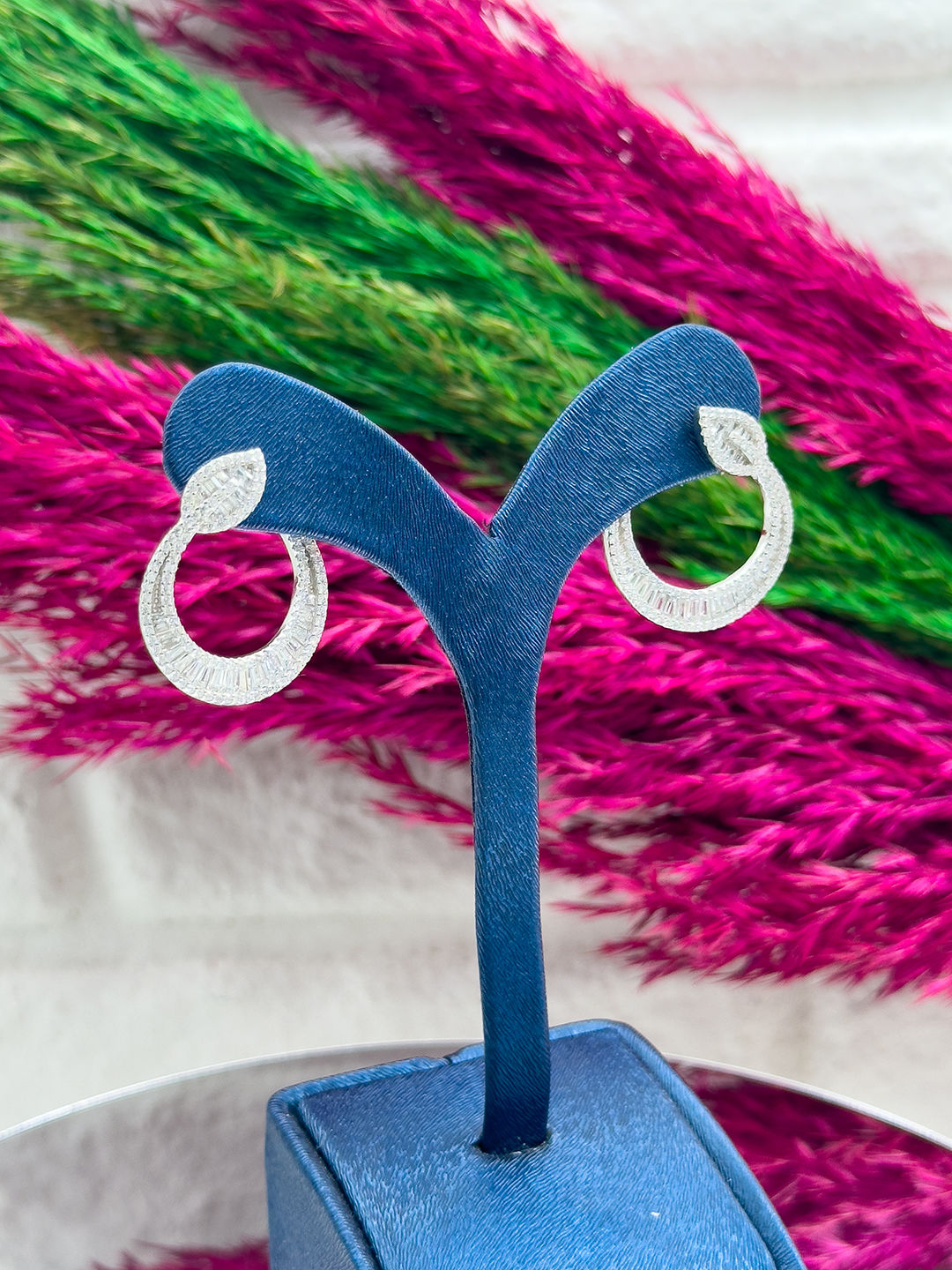 925 Ayar Gümüş Pırlanta Montürlü Baget Taşlı Yaprak Motifli Lüks Kadın Küpe