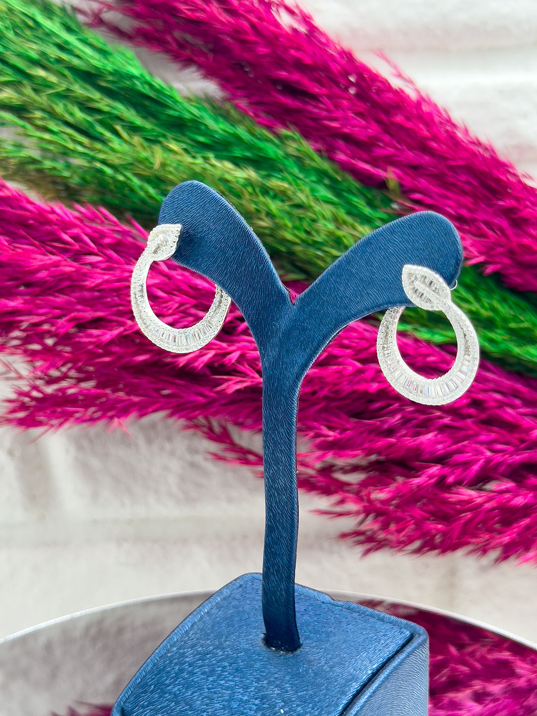 925 Ayar Gümüş Pırlanta Montürlü Baget Taşlı Yaprak Motifli Lüks Kadın Küpe