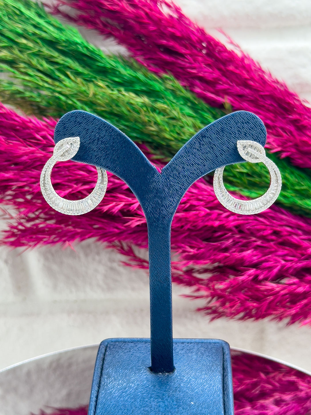 925 Ayar Gümüş Pırlanta Montürlü Baget Taşlı Yaprak Motifli Lüks Kadın Küpe