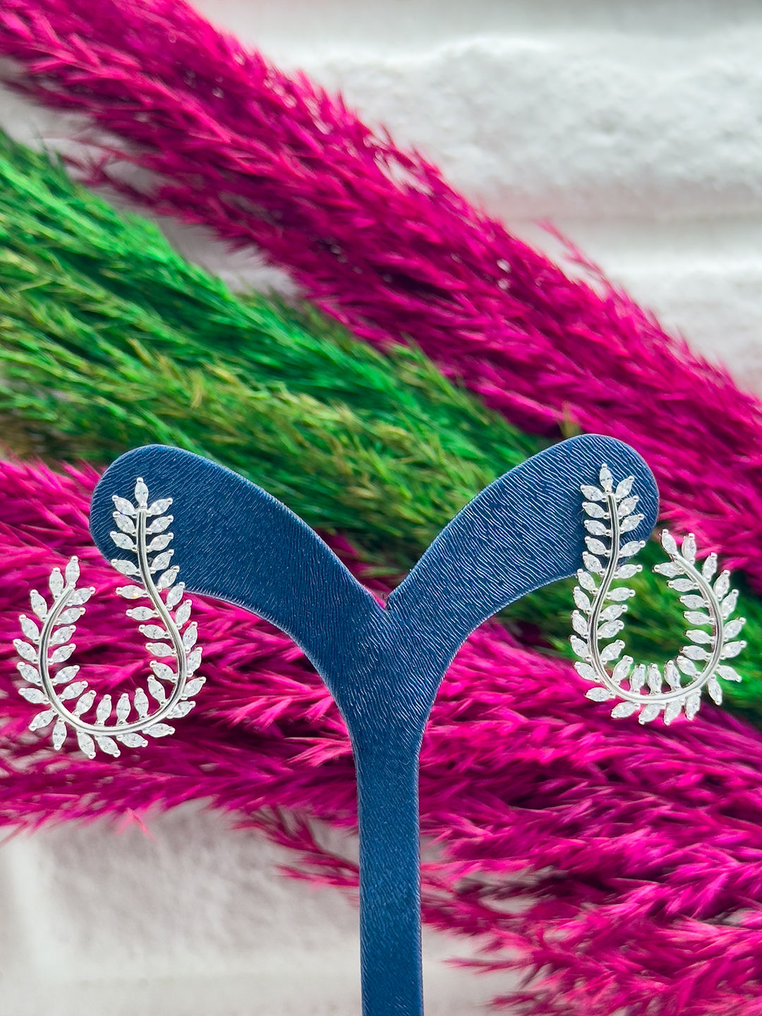 925 Ayar Gümüş Pırlanta İşçiliği Mekik Taşlı Yaprak Modeli Lüks Kadın Küpe